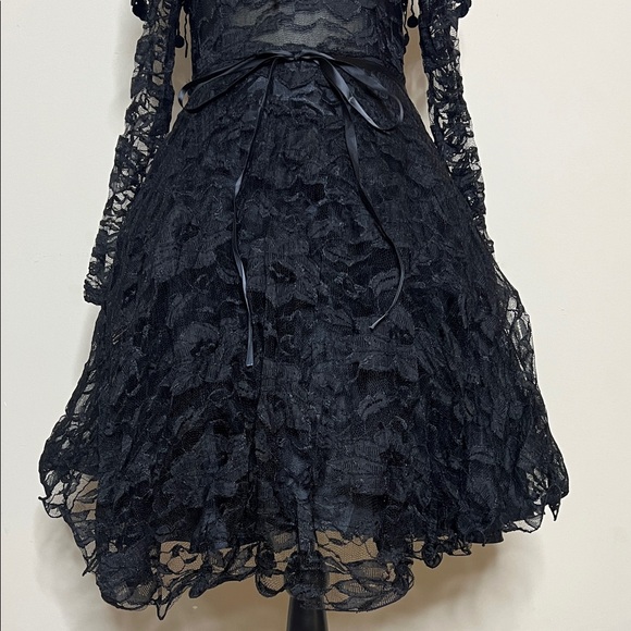 Elegant Black Lace Off-Shoulder Dress - Picture 5 of 16